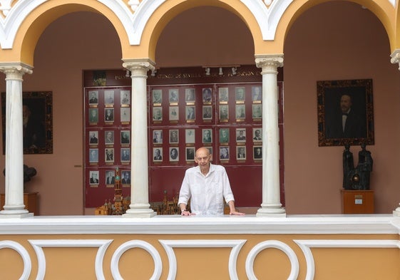 Emilio Boja Malavé junto a la galería de retratos de todos los presidente del Ateneo de Sevilla
