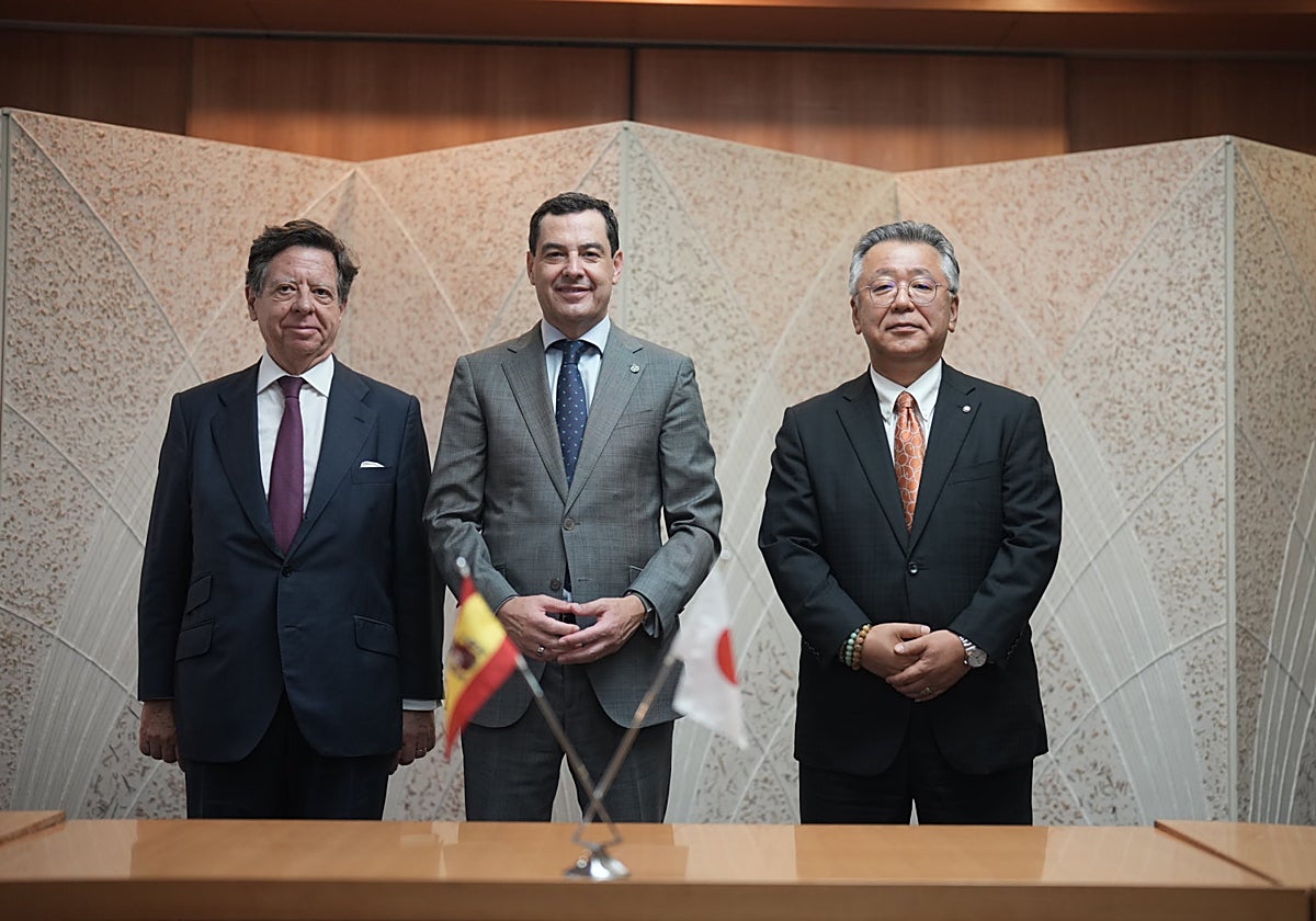 El presidente andaluz, Juanma Moreno, junto al vicegobernador de Kioto, Hironori Furukawa