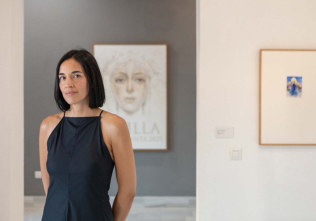 Virginia Saldaña en una de las salas de la exposición de su exposición en Ayamonte