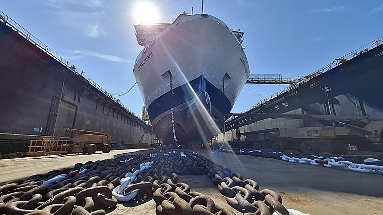 El astillero de Cádiz de Navantia termina el mantenimiento del buque hospital más grande del mundo