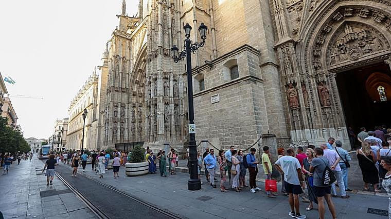 La hilera de personas esperando para entrar en la Catedral