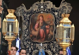 Descubren que el simpecado de gala de la Pastora de Santa Marina es obra de Antonia Bazo