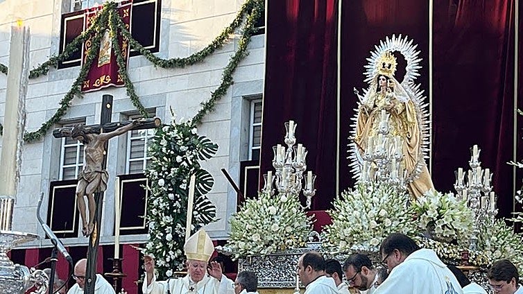 Todo preparado para la procesión de la Virgen de las Nieves Coronada, patrona de Los Palacios