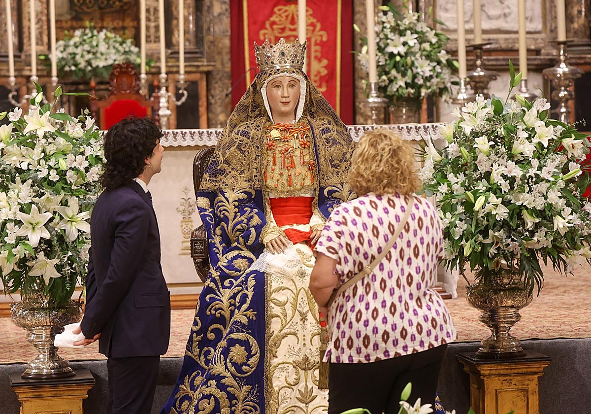 Numerosas personas acudieron a besar la mano de la patrona