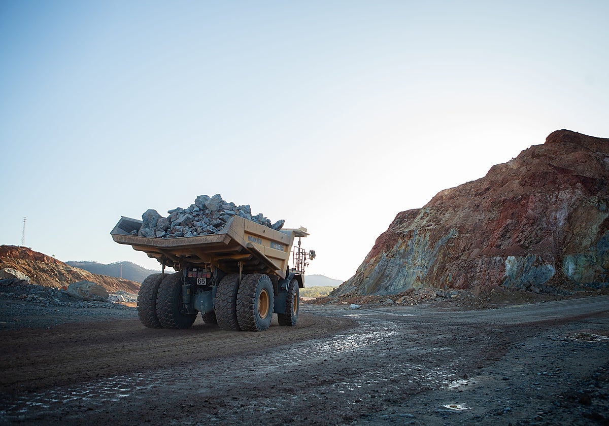Un camión transporta material en la mina de Riotinto