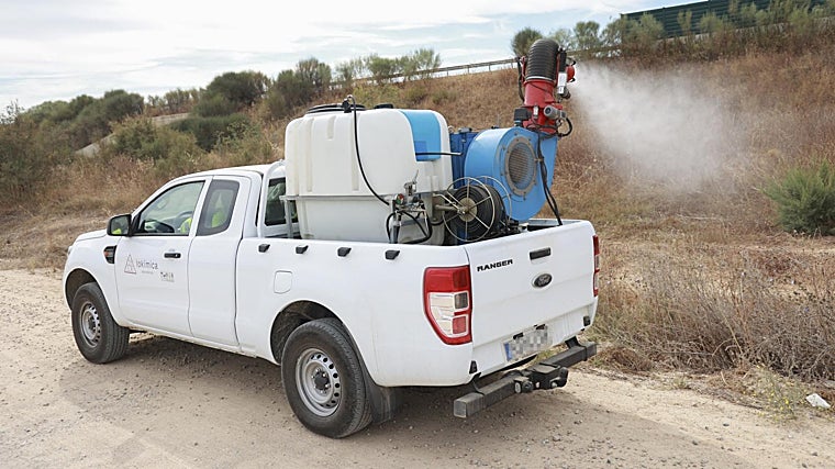 Operarios se encargan de labores de limpieza y prevención relativas a la contención del virus del Nilo en La Puebla