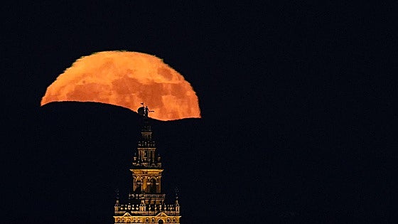 Superluna gigante del Esturión: cuándo es y desde dónde verla en Sevilla