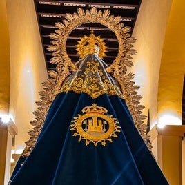 Trasera del manto 'de los devotos' de la Virgen del Águila