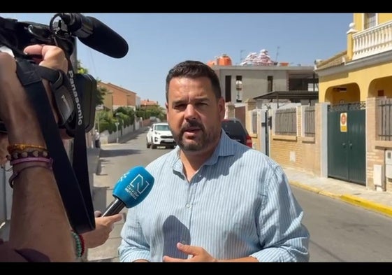 El alcalde de Gines atiende a los medios de comunicación por el siniestro