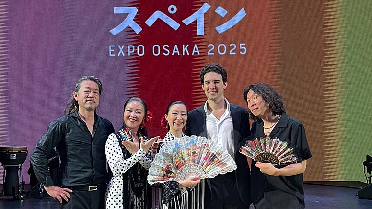 El cantaor junto a los artistas japoneses con los que compartió escenario