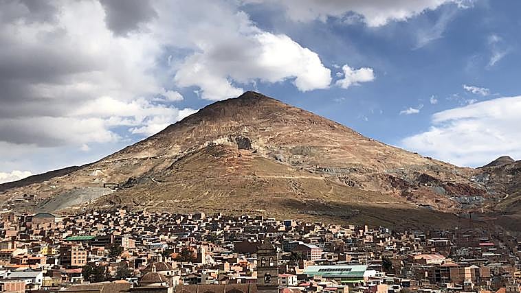 Cerro Rico del Potosí (Bolivia), la que fuera la mayor mina de plata del mundo.