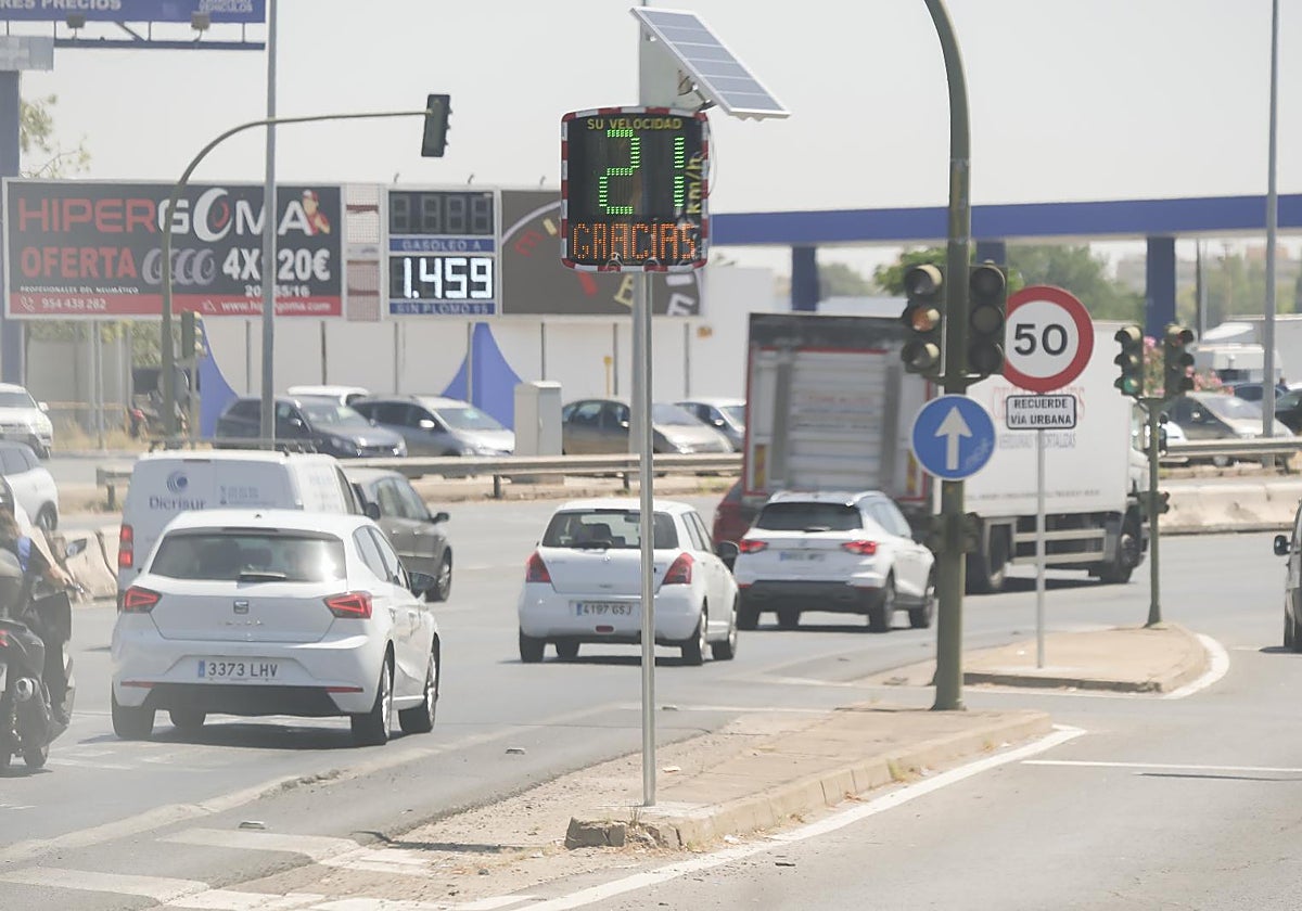 Tráfico en la Ronda Urbana Norte con avisos de velocidad