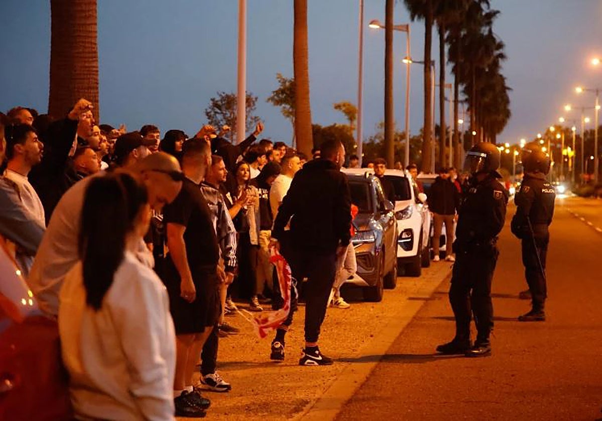 Varios de los manifestantes que se personaron el 10 de mayo en la ciudad deportiva del Sevilla FC