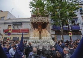 De Sanlúcar de Barrameda al Arenal: el regalo de un devoto por 60 años de amor a la Caridad