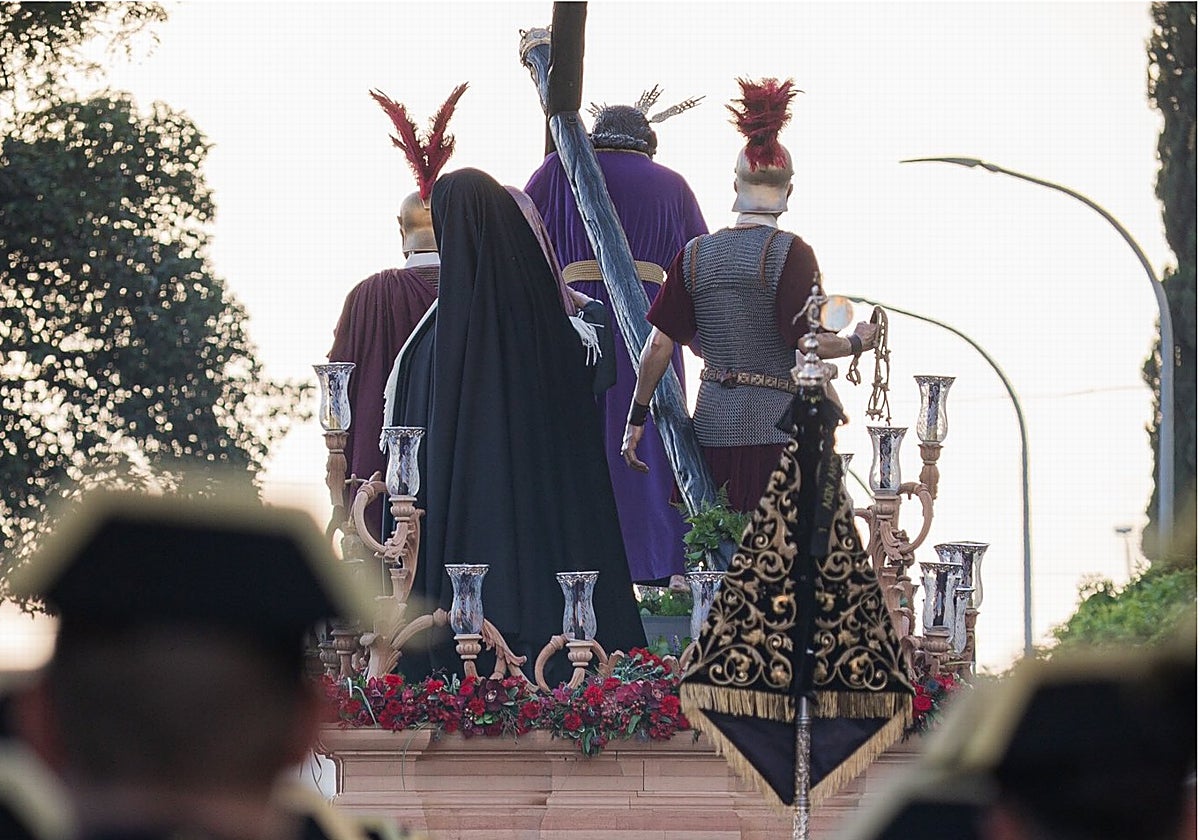 La agrupación Virgen de los Reyes tras el Señor del ivino Perdón