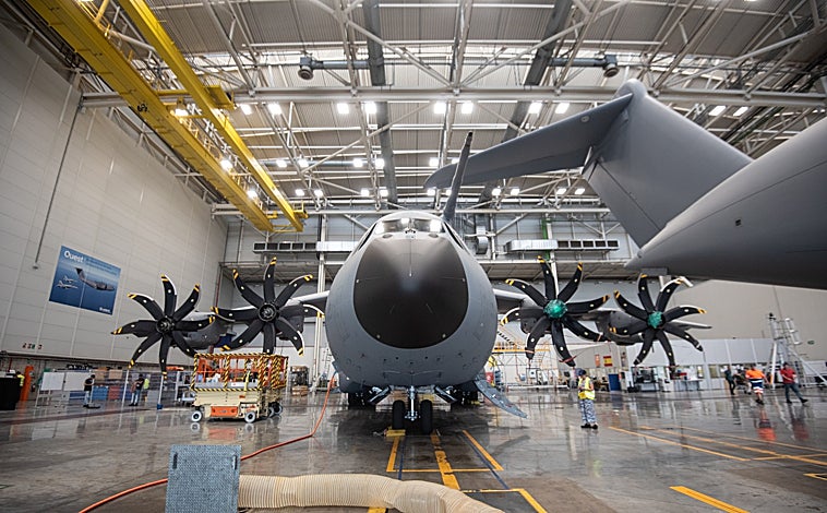 Imagen principal - Muñoz (Airbus): «La OTAN necesita comunicaciones seguras y el A400M tendrá banda ancha y será un escudo aéreo»