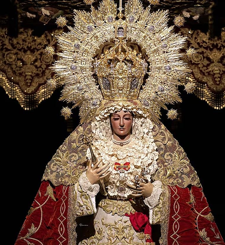 La Soledad de Castilleja bajo el palio para la salida extraordinaria del día 14
