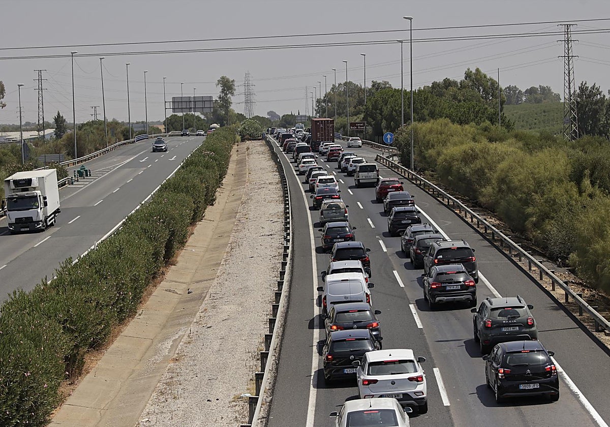 Atascos en la AP-4 con sentido Cádiz el pasado viernes, una escena recurrente este verano