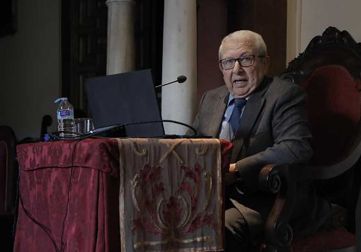 El profesor Francisco Arquillo impartiendo una conferencia