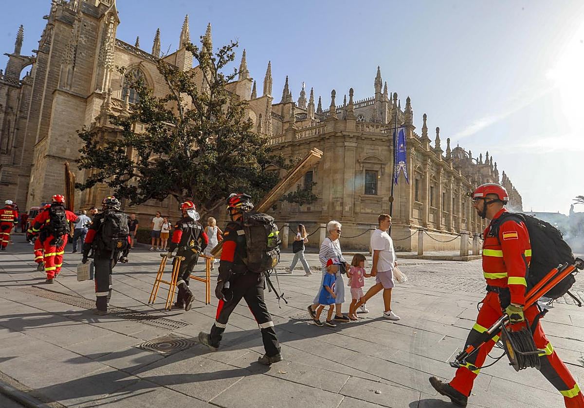 Efectivos de bomberos acuden al simulacro que