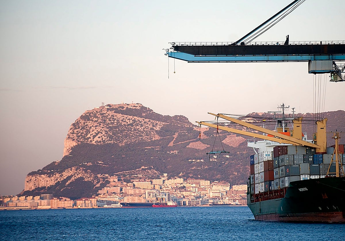 Un buque portacontenedores en el estrecho de Gibraltar