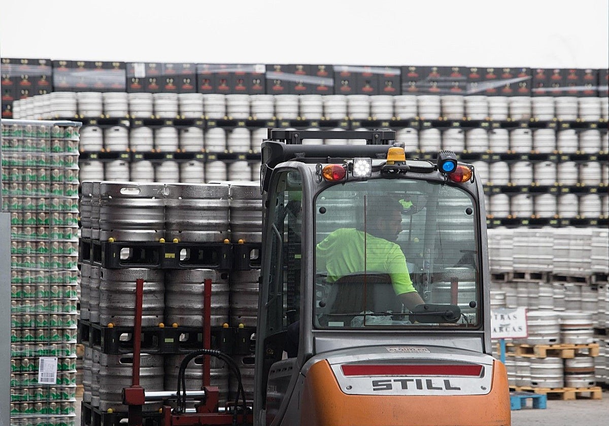 Imagen de archivo de un almacén de barriles de cerveza