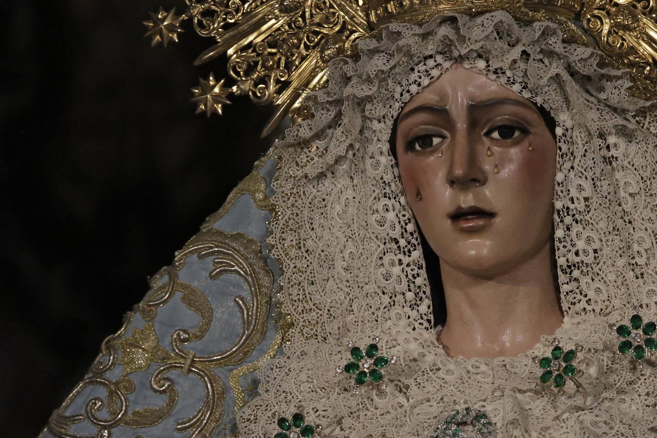 Hermanos y fieles pasan por el camarín de la Macarena antes de ser retirada al culto para su restauración