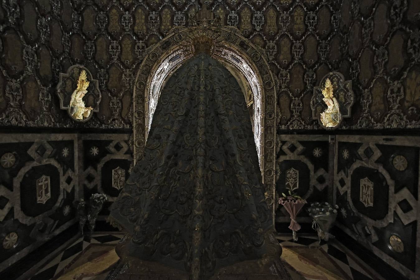 Hermanos y fieles pasan por el camarín de la Macarena antes de ser retirada al culto para su restauración