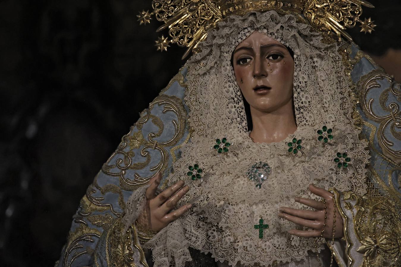 Hermanos y fieles pasan por el camarín de la Macarena antes de ser retirada al culto para su restauración