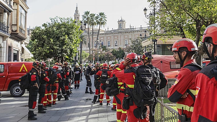 Personal de la UME y bomberos, el día del simulacro de incendio en la Catedral y en el Archivo de Indias