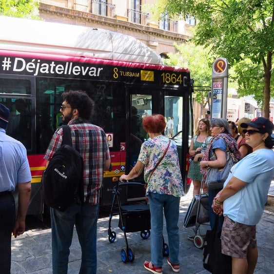 Usuarios de Tussam en la parada de la Campana, en el centro de Sevilla
