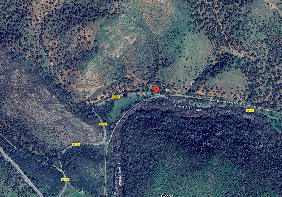 La carretera SE-7101 en San Nicolás del Puerto permanece cortada por el incendio