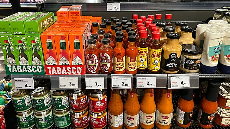 Salsas Quietud en un lineal junto con otras referencias de aderezos