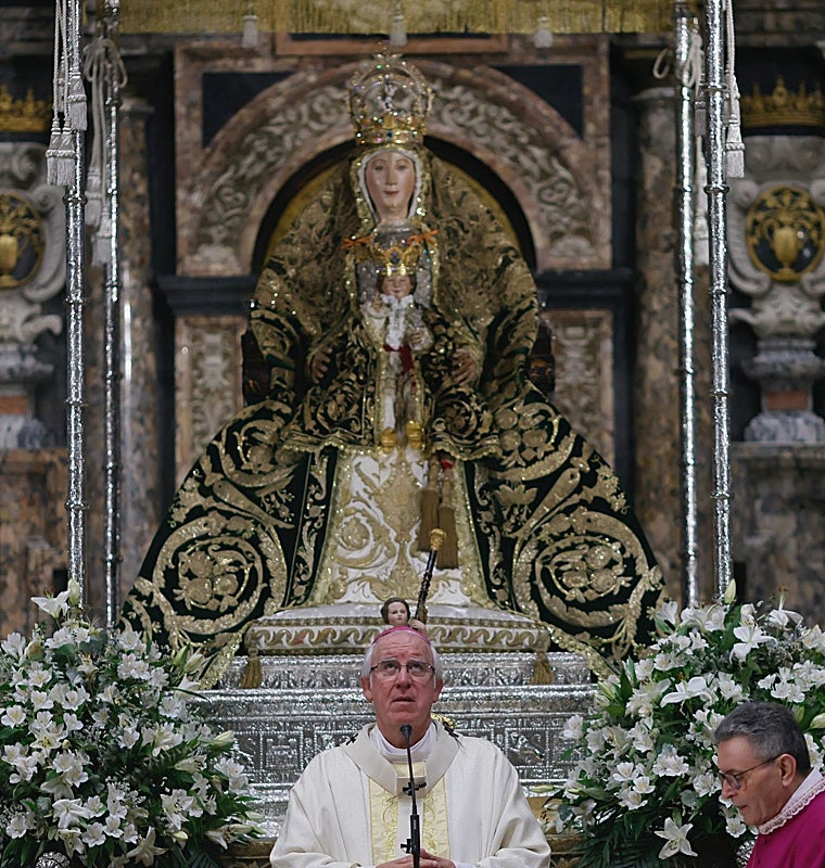El arzobispo de Sevilla, don José Ángel Saiz Meneses, oficiando la última misa de la novena previa a la salida de la patrona