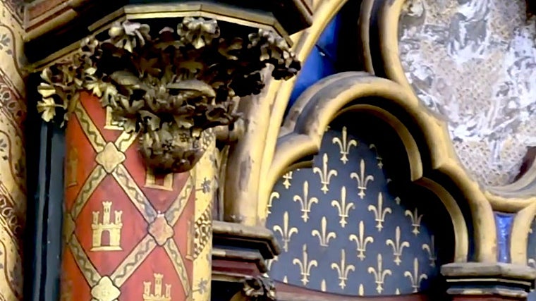 Emblemas de Castilla en las columnas de la Sint Chapelle de París como homenaje de San Luis de Francia a su madre Blanca de Castilla