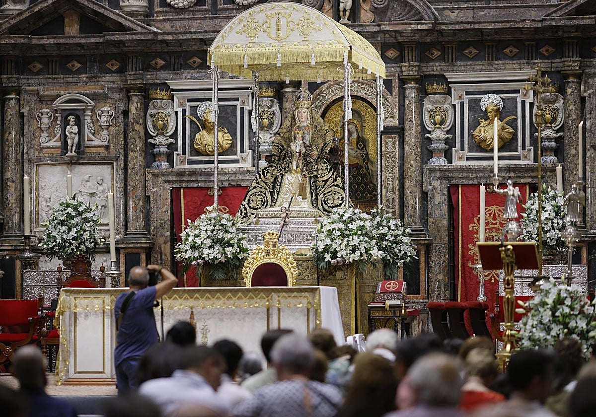 La Virgen de los Reyes preside este jueves el último día de la novena en su honor, un día antes de su salida
