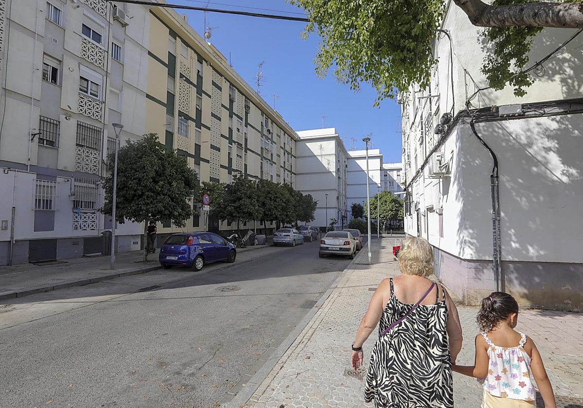 Dos vecinas caminan de la mano por la acera de una calle del Polígono de San Pablo