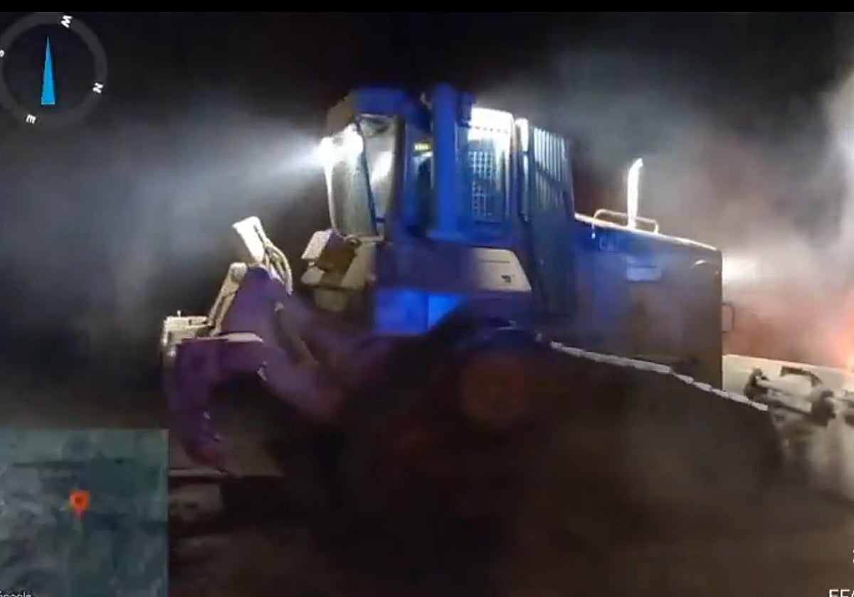 Una máquina buldócer en el incendio de Cantillana