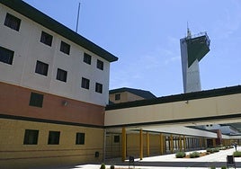 Un interno de la cárcel de Morón agrede a dos funcionarios tras tenderles «una trampa»