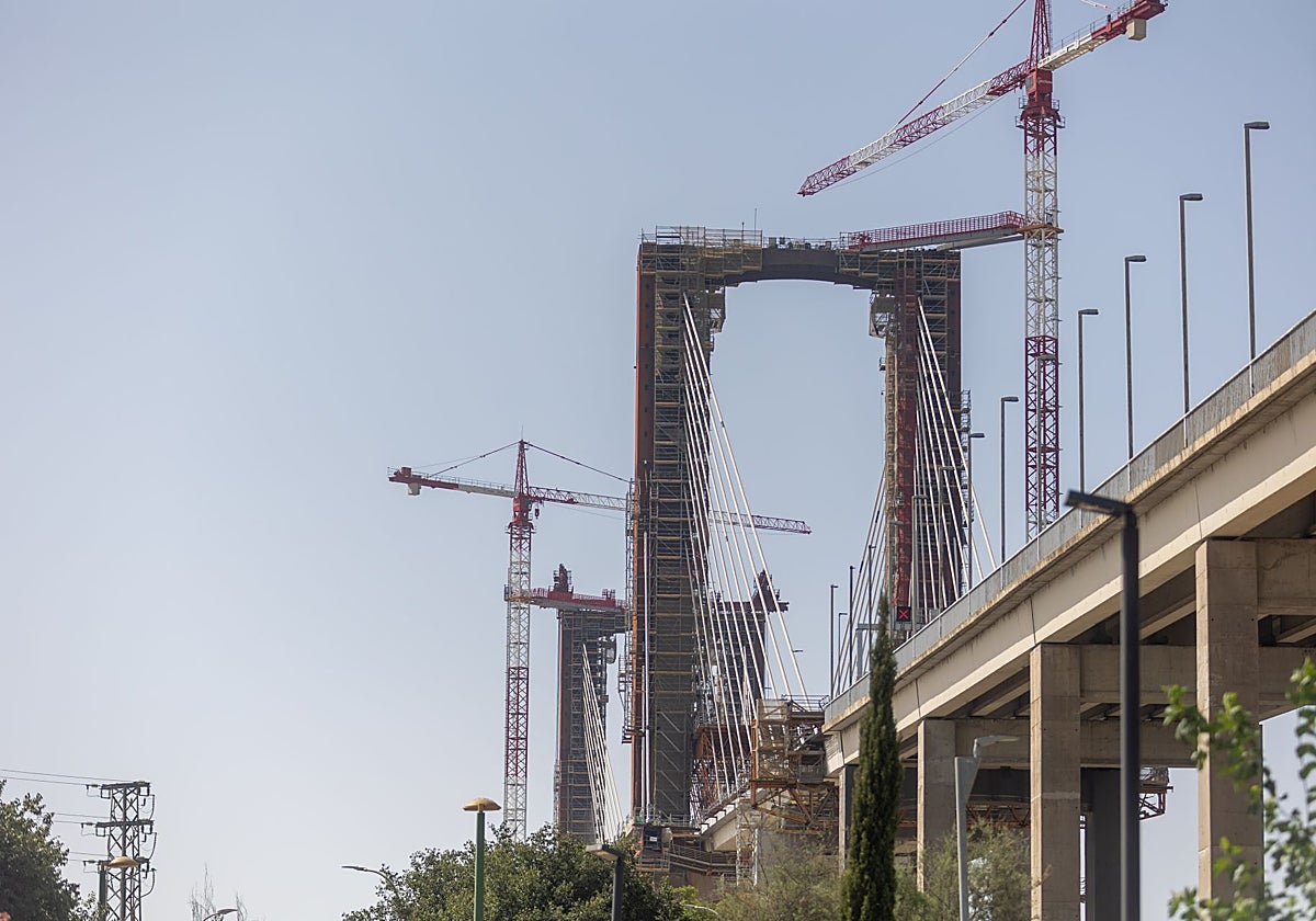 Obras en el Puente del Centenario de Sevilla
