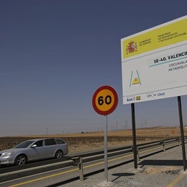 Paneles informativos en la N-630 de las obras del tramo Valencina-Salteras de la SE-40, que aún no han empezado