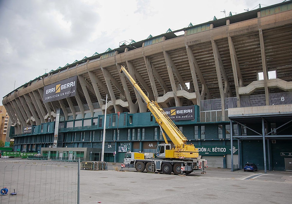 Trabajos previos de demolición de la grada de Preferencia del Benito Villamarín