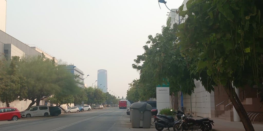 El humo de los incendios de Extremadura se deja ver en Sevilla