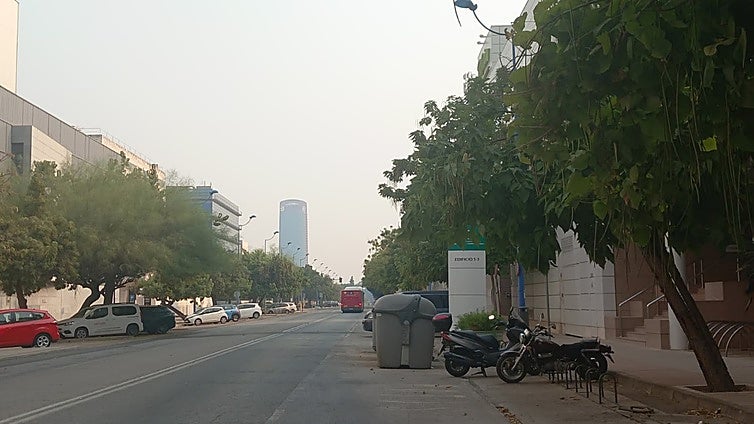 El humo de los incendios de Extremadura se deja ver en Sevilla