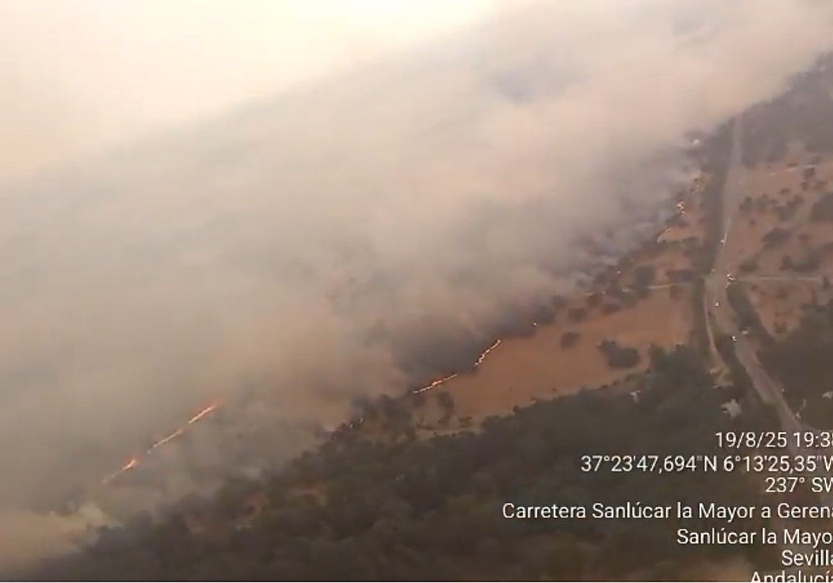 Imagen aérea del incendio de Sanlúcar