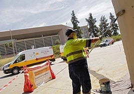 La brigada antigraffiti elimina pintadas en Sevilla equivalentes a 13 campos de fútbol en apenas año y medio