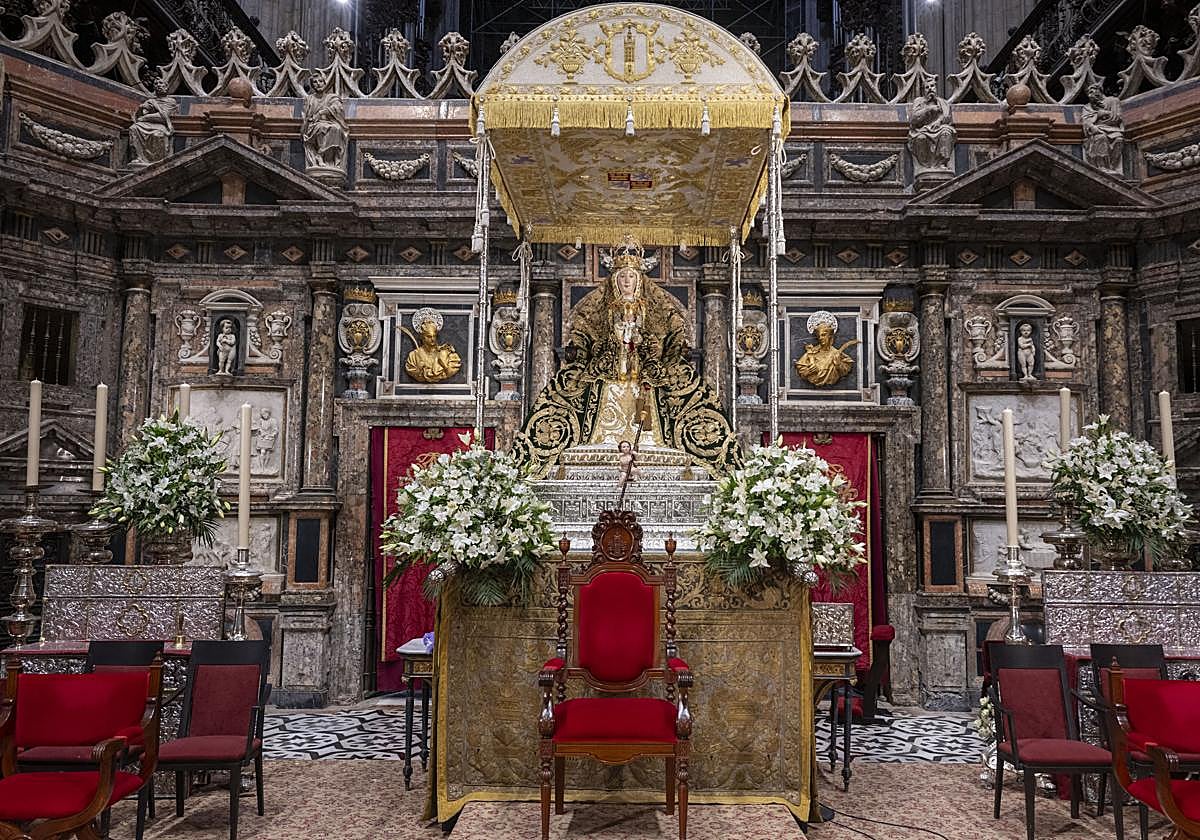 La Virgen de los Reyes en el trascoro de la Catedral
