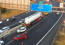 Un accidente entre un camión y un coche en la A-49 provoca atascos en la salida de Sevilla