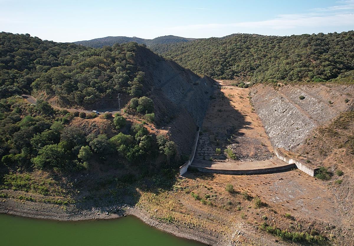 La presa del Huesna, entre Constantina y El Pedroso