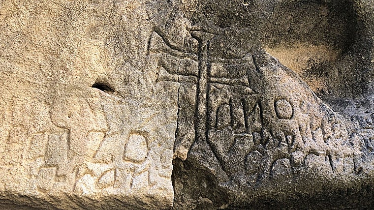 Marcas de canteros en las cuevas de San Cristóbal. Se aprecia una Cruz de Caravaca, emblema de la Archidiócesis de Sevilla